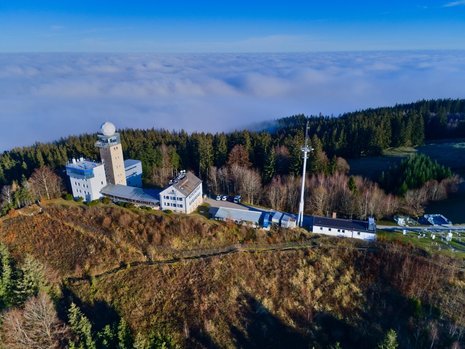 Luftaufnahme des Meteorologischen Observatoriums Hohenpeißenberg (Quelle DWD - Deutscher Wetterdienst(Bertram Lange))