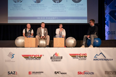 Matthias Stauch, Manuel Fath und Gudrun Mühlbacher bei einer Diskussion. Moderation: Prof. Dr. Ralf Roth.