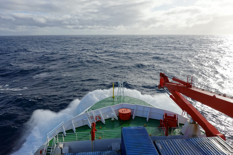 Das Foto zeigt den Blick von der Brücke FS Polarsterns auf die offene See aufgenommen am 06. Oktober 2022.