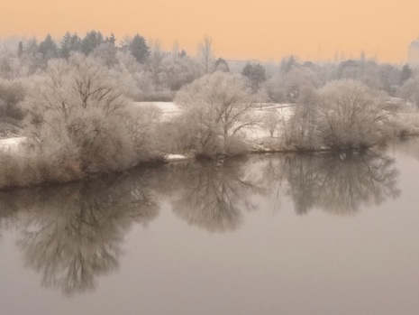 Das Bild zeigt den Main zwischen Großauheim und Klein-Auheim am 17.12.2022.