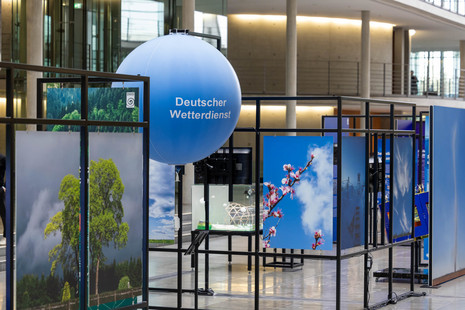 Wetterballon mit Radiosonde sowie verschiedene Stellwände, die ebenfalls Teil der Ausstellung sind (Quelle Bernd Lammel (Bundesfoto))