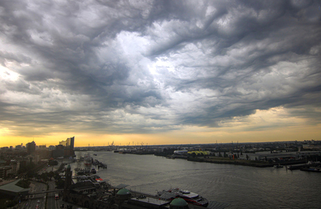 Gewittervorboten über der Elbe in Hamburg 