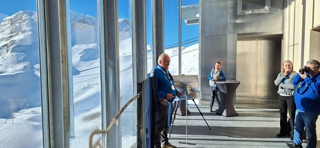 Das Foto zeigt den Blick vom Schneefernerhaus auf das Zugspitzplatt bei strahlendem Sonnenschein.