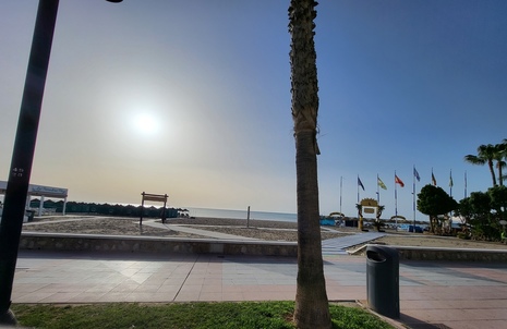 Durch Saharastaub getrübter Himmel am Strand von Torremolinos