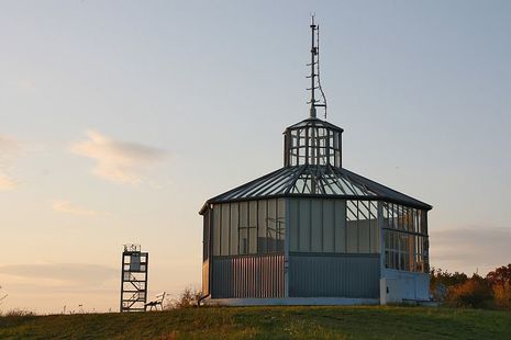 Foto des historischen Windenhauses auf dem Gelände des Meteorologischen Observatoriums Lindenberg