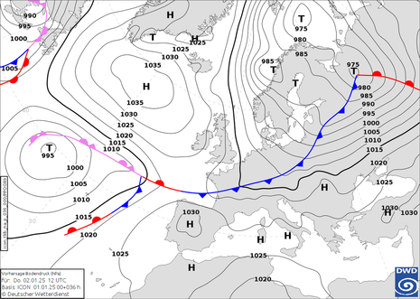 Diese Grafik zeigt die Analysekarte für Europa für Donnerstag, den 02.01.2024 um 12 UTC. Zu diesem Zeitpunkt befindet sich die Kaltfront von Sturmtief GINETTE mit den teils kräftigen Niederschlägen über dem Süden des Landes. (Quelle DWD)