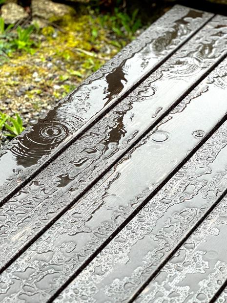 Foto zeigt von Regen benetzte Holzdielen. (Quelle DWD - Deutscher Wetterdienst)