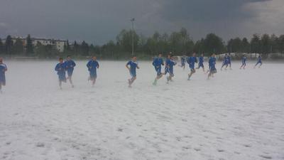 Wintersport? Bei Trainingsauftakt des SAK Klagenfurts war auch der Sportpark mit Hagel bedeckt