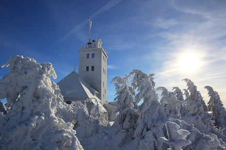 Blick zur Bergwetterwarte Fichtelberg