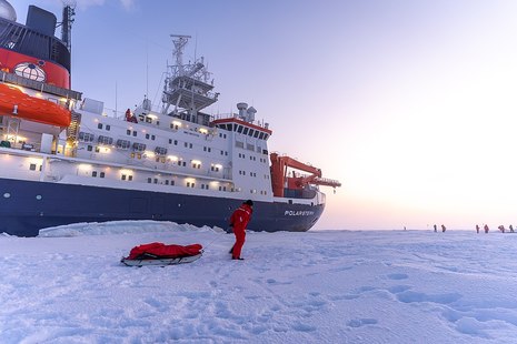 Wissenschaftler vor der Polarstern (September 2019)