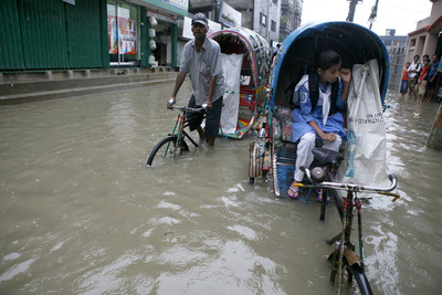 Überflutete Straßen in Chittagong (Bangladesh) nach heftigem Monsunregen